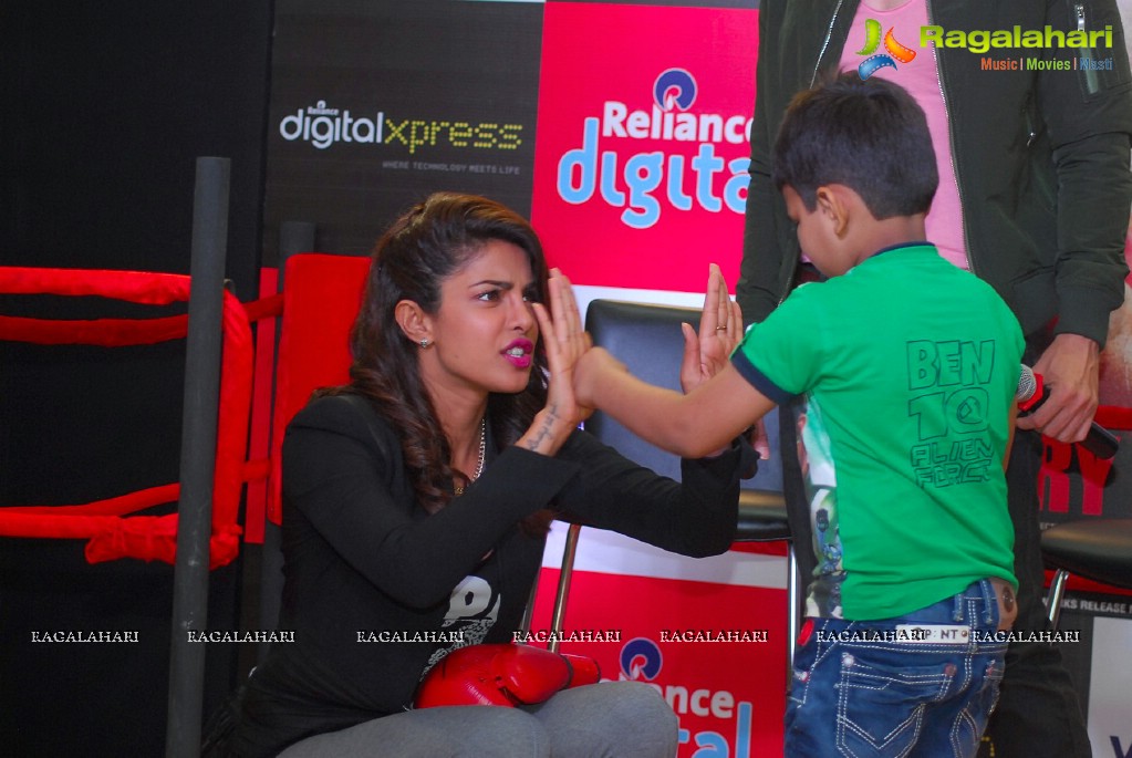 Priyanka Chopra & Darshan Kumar visit Reliance Digital Express, Mumbai