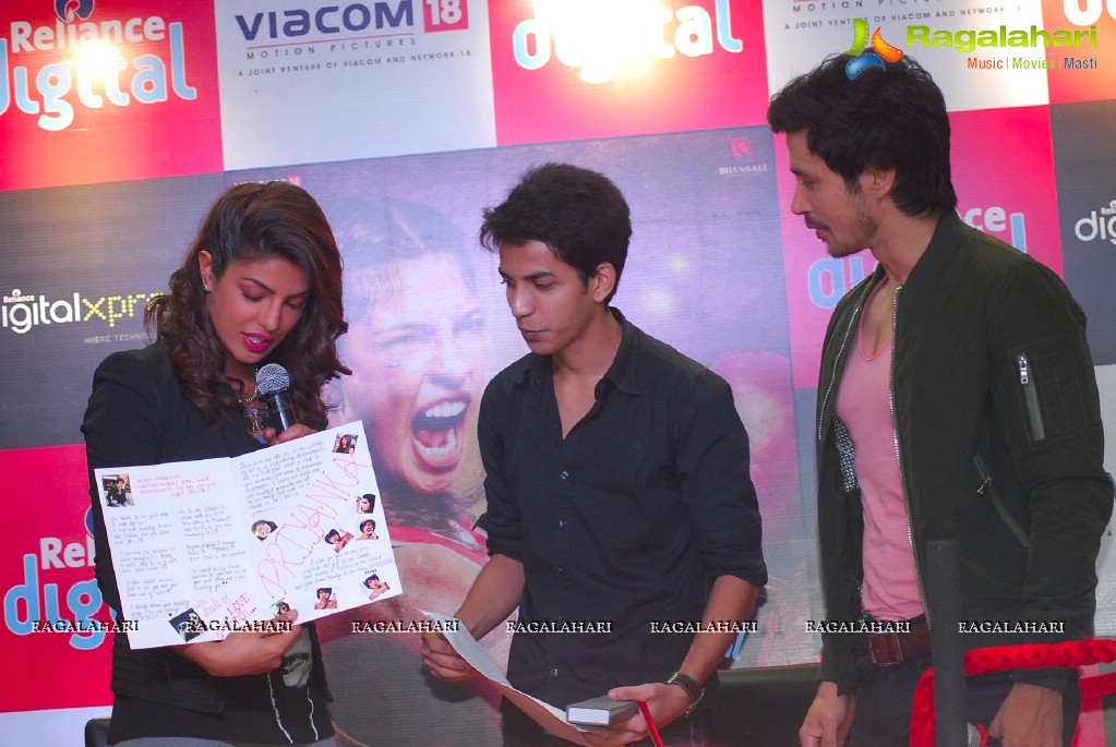 Priyanka Chopra & Darshan Kumar visit Reliance Digital Express, Mumbai