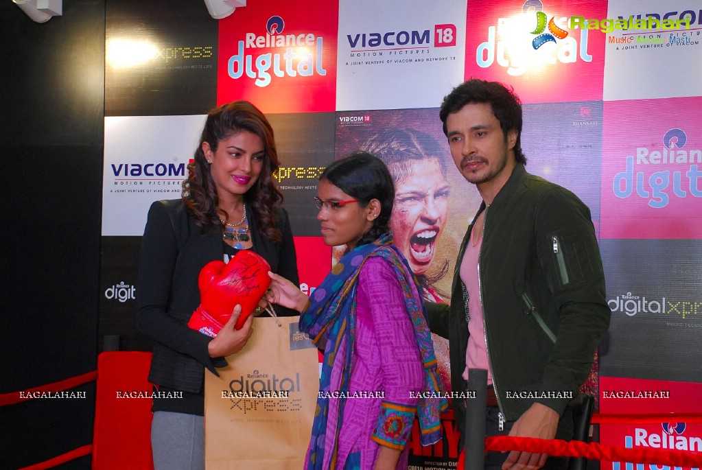 Priyanka Chopra & Darshan Kumar visit Reliance Digital Express, Mumbai