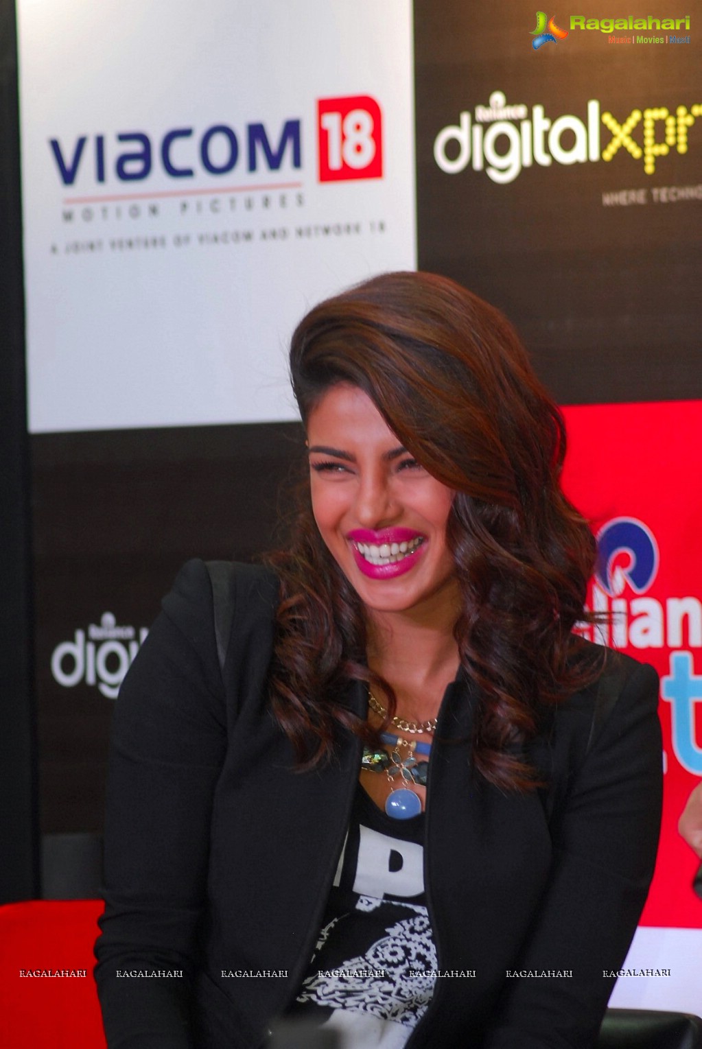 Priyanka Chopra & Darshan Kumar visit Reliance Digital Express, Mumbai