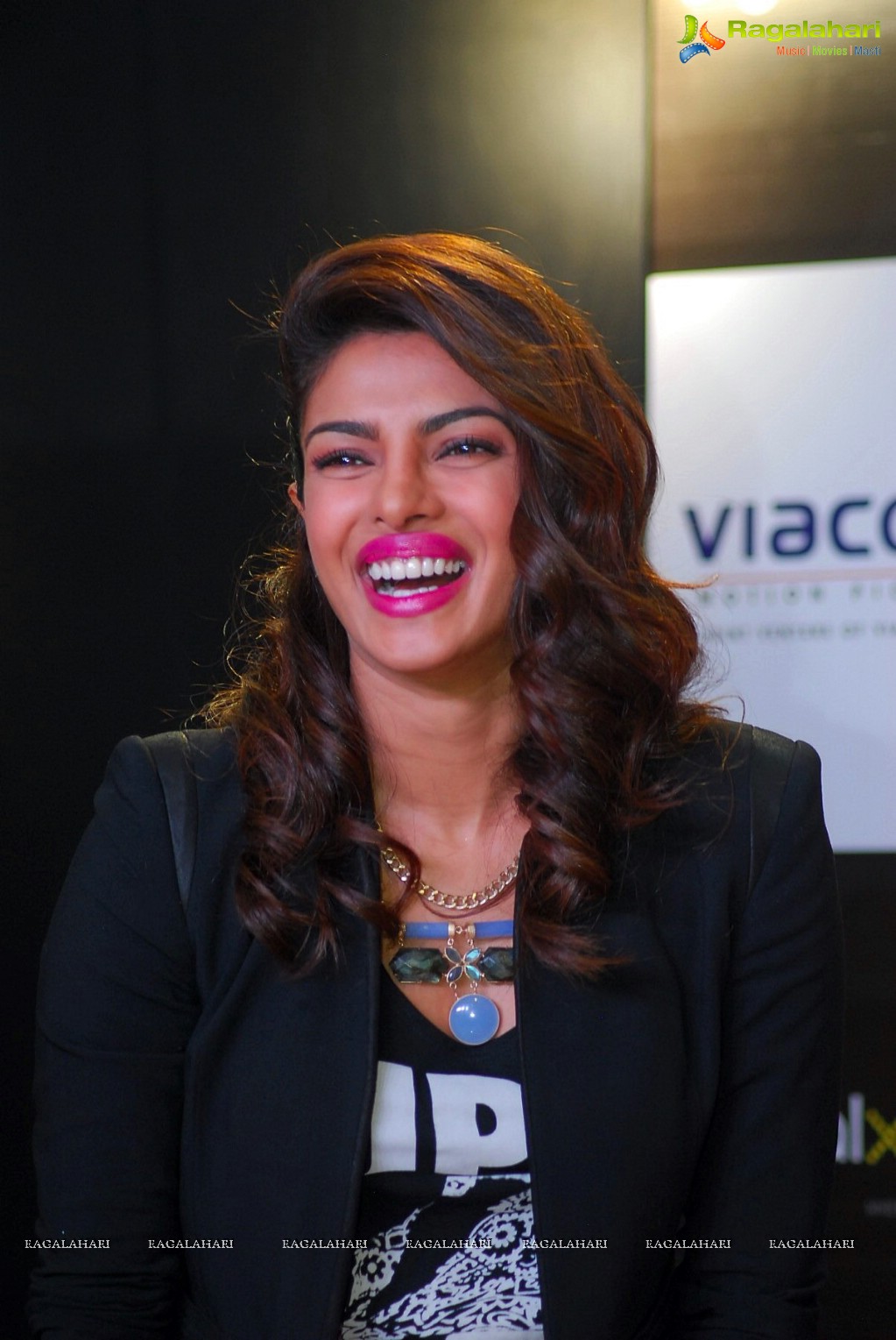 Priyanka Chopra & Darshan Kumar visit Reliance Digital Express, Mumbai