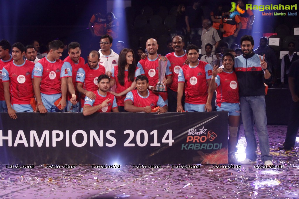 Aishwarya Rai Bachchan, Abhishek Bachchan at Pro Kabaddi League Finals - 2