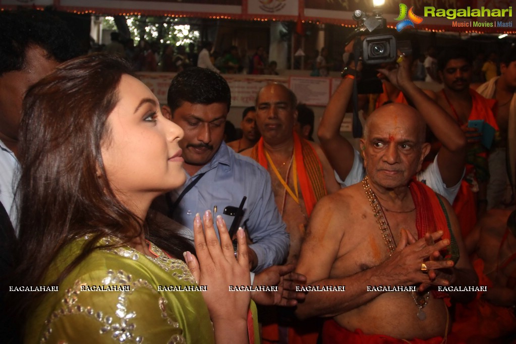 Rani Mukerji visits GSB Ganesh Pandal in Mumbai