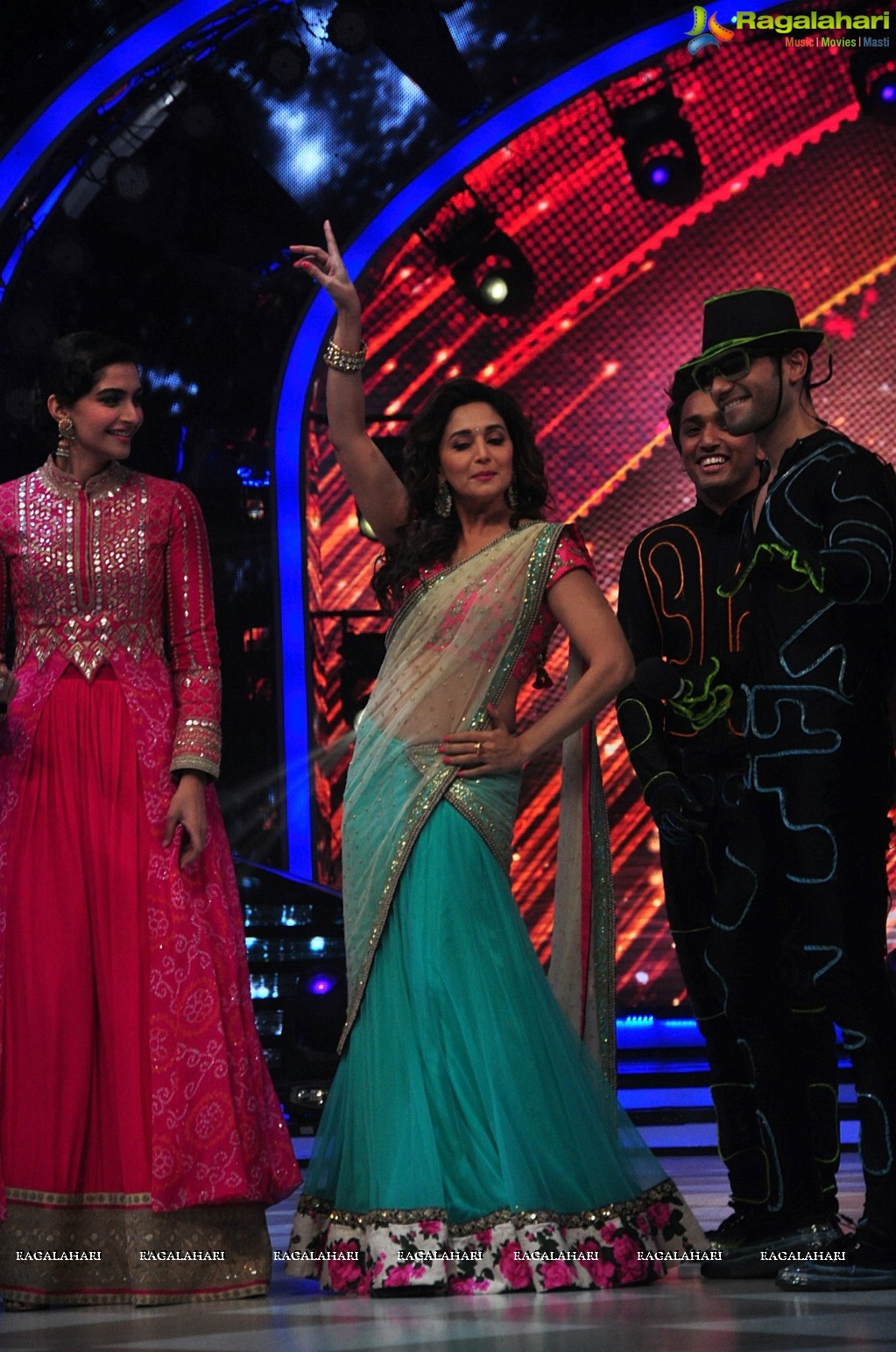 Sonam Kapoor and Madhuri Dixit on Jhalak Dikhhla Jaa 7 Sets