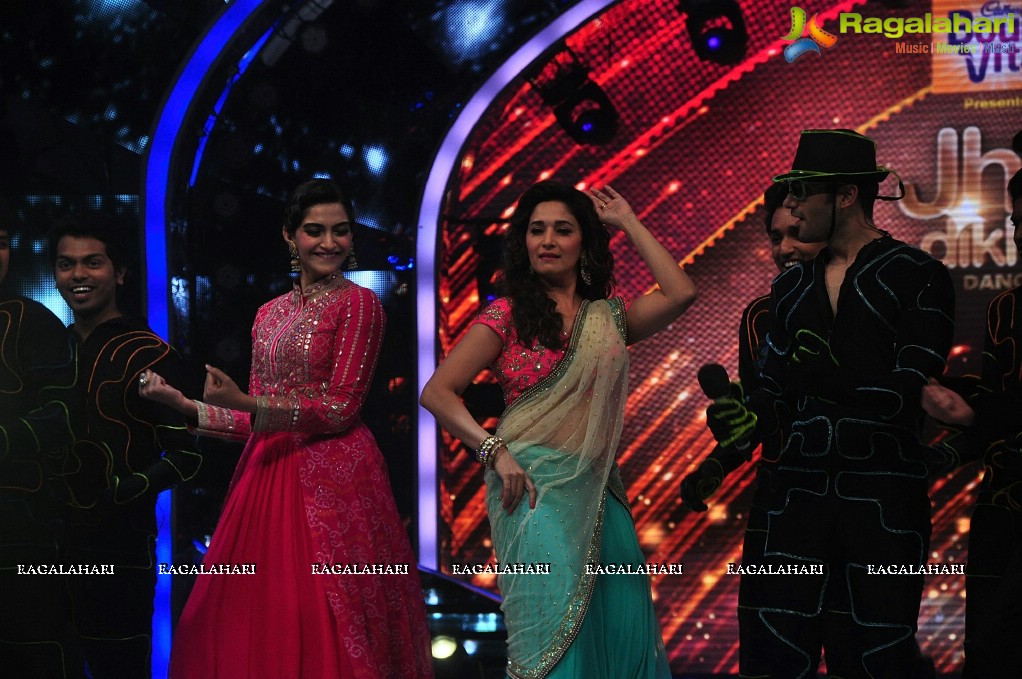 Sonam Kapoor and Madhuri Dixit on Jhalak Dikhhla Jaa 7 Sets