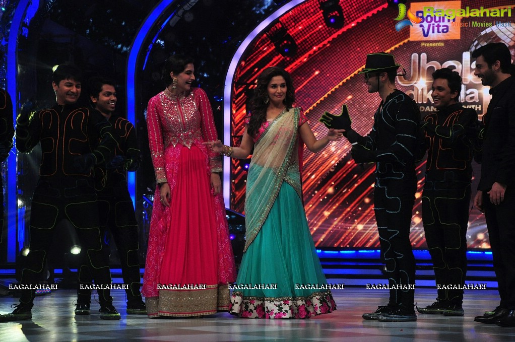 Sonam Kapoor and Madhuri Dixit on Jhalak Dikhhla Jaa 7 Sets