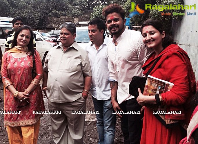 Smita Thackeray, Waahiid Ali Khan, S. Sreesanth with wife visit Lalbaughcha Raja for Darshan