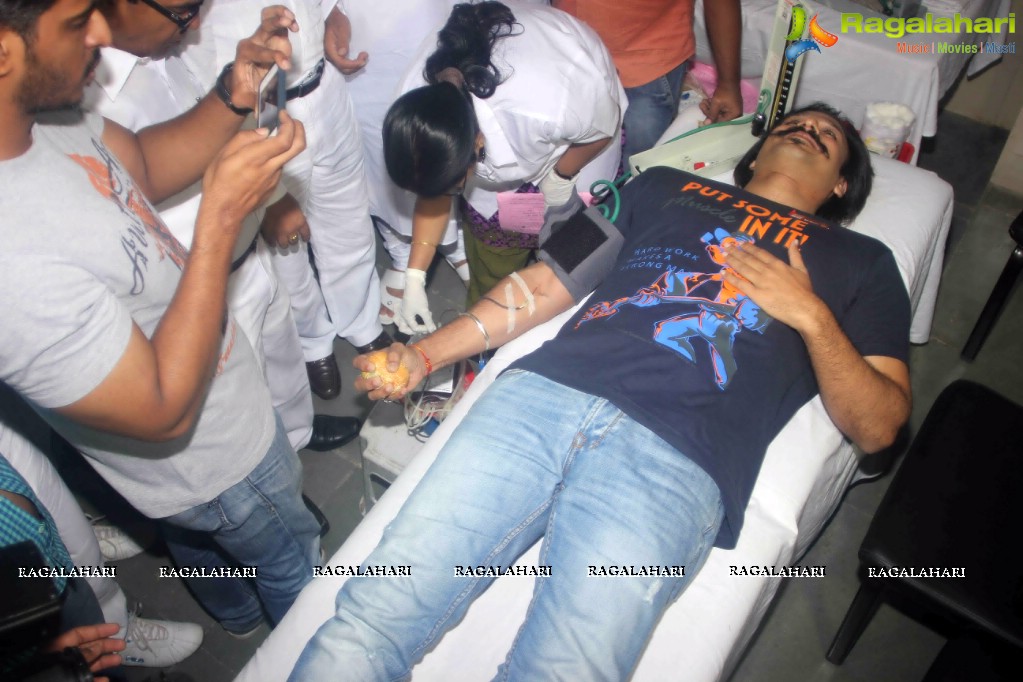 Vivek Oberoi at Akhil Bhartiya Terapanth Yuvak Parishad Blood Donation Camp
