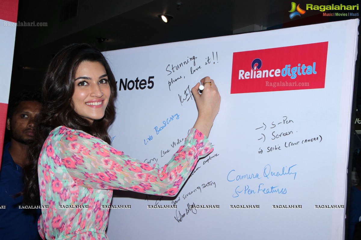 Kriti Sanon launches Samsung Galaxy Note 5 at Reliance Digital, Inorbit Mall, Hyderabad