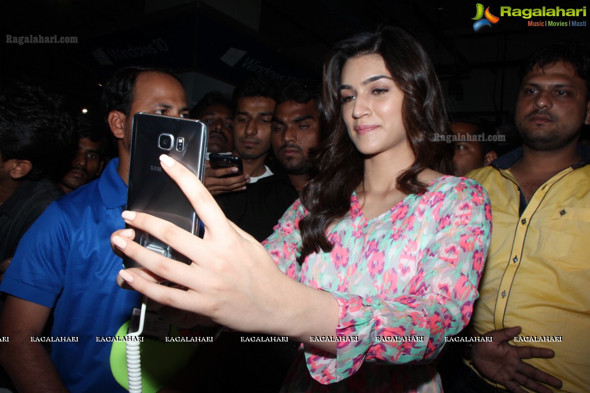 Kriti Sanon launches Samsung Galaxy Note 5 at Reliance Digital, Inorbit Mall, Hyderabad