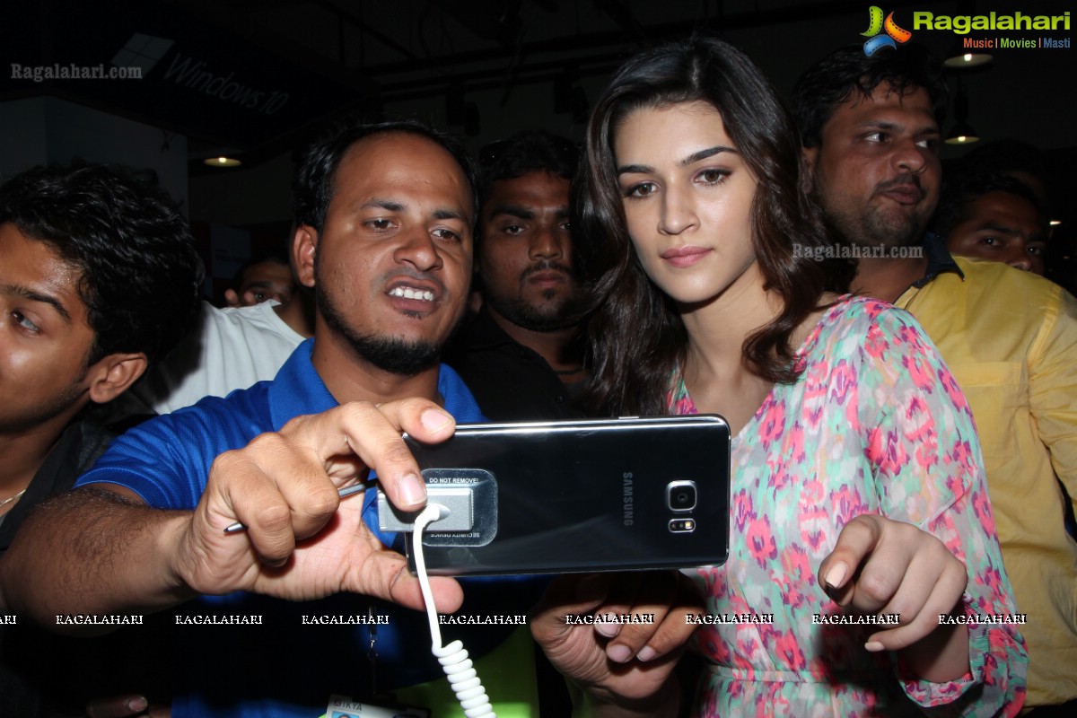 Kriti Sanon launches Samsung Galaxy Note 5 at Reliance Digital, Inorbit Mall, Hyderabad