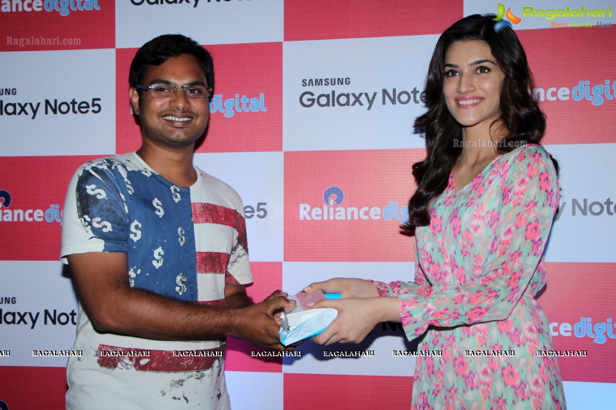 Kriti Sanon launches Samsung Galaxy Note 5 at Reliance Digital, Inorbit Mall, Hyderabad