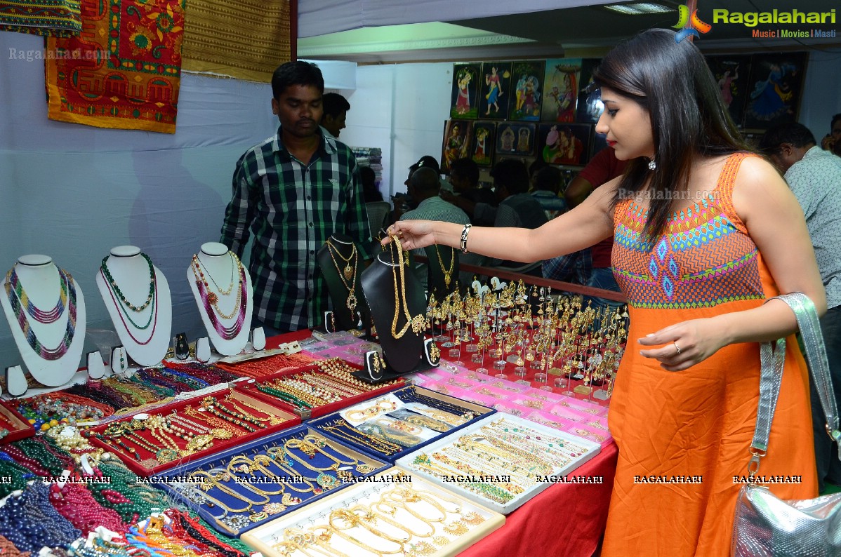 Madhulagna Das inaugurates Lepakshi Crafts Festival in Hyderabad