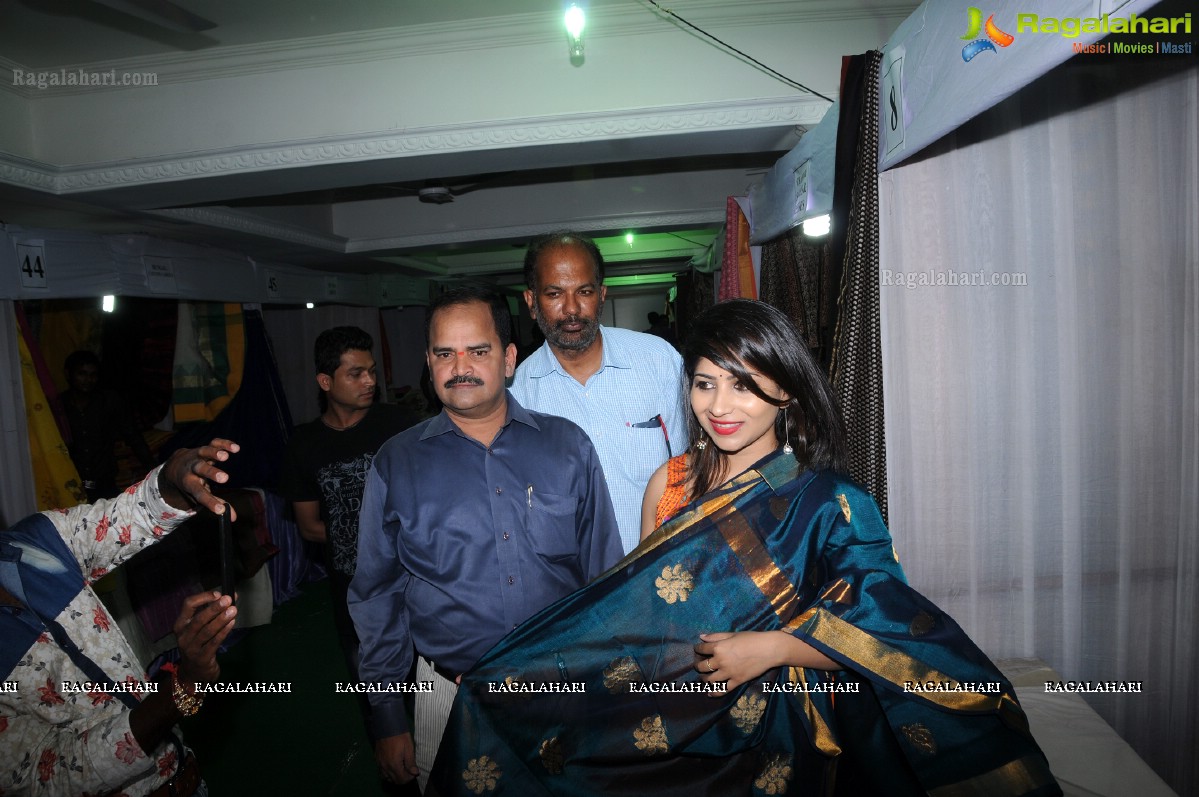 Madhulagna Das inaugurates Lepakshi Crafts Festival in Hyderabad