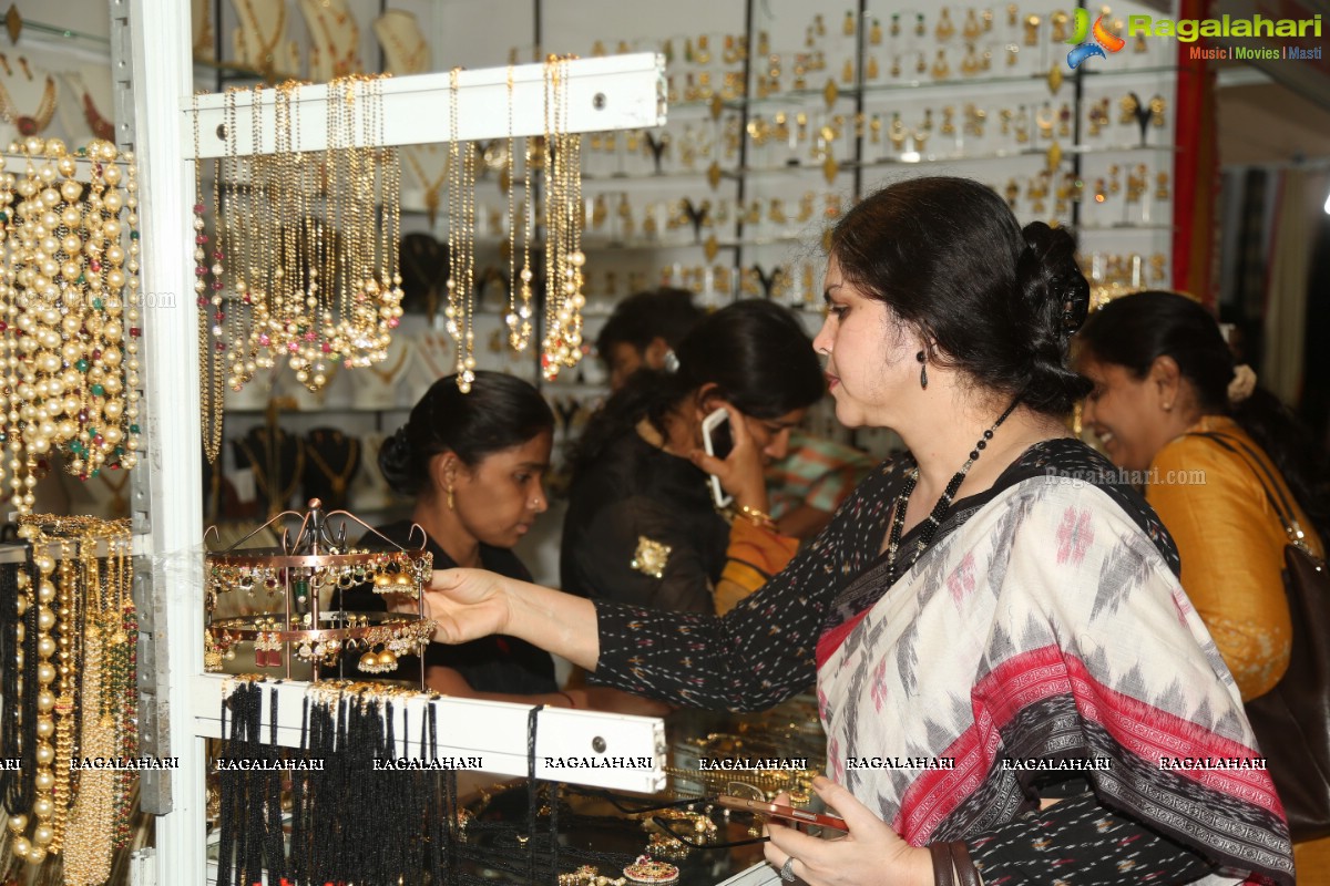 Geethanjali inaugurates National Silk Expo-2015 at Sri Satya Sai Nigamaagamam, Hyderabad