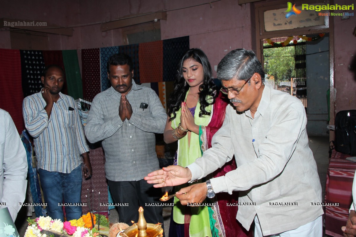 Priya inaugurates Pochampally IKAT Art Mela 2015 at YMCA Hall, Hyderabad