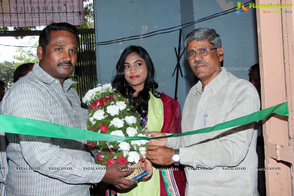 Priya inaugurates Pochampally IKAT Art Mela 2015 at YMCA Hall, Hyderabad