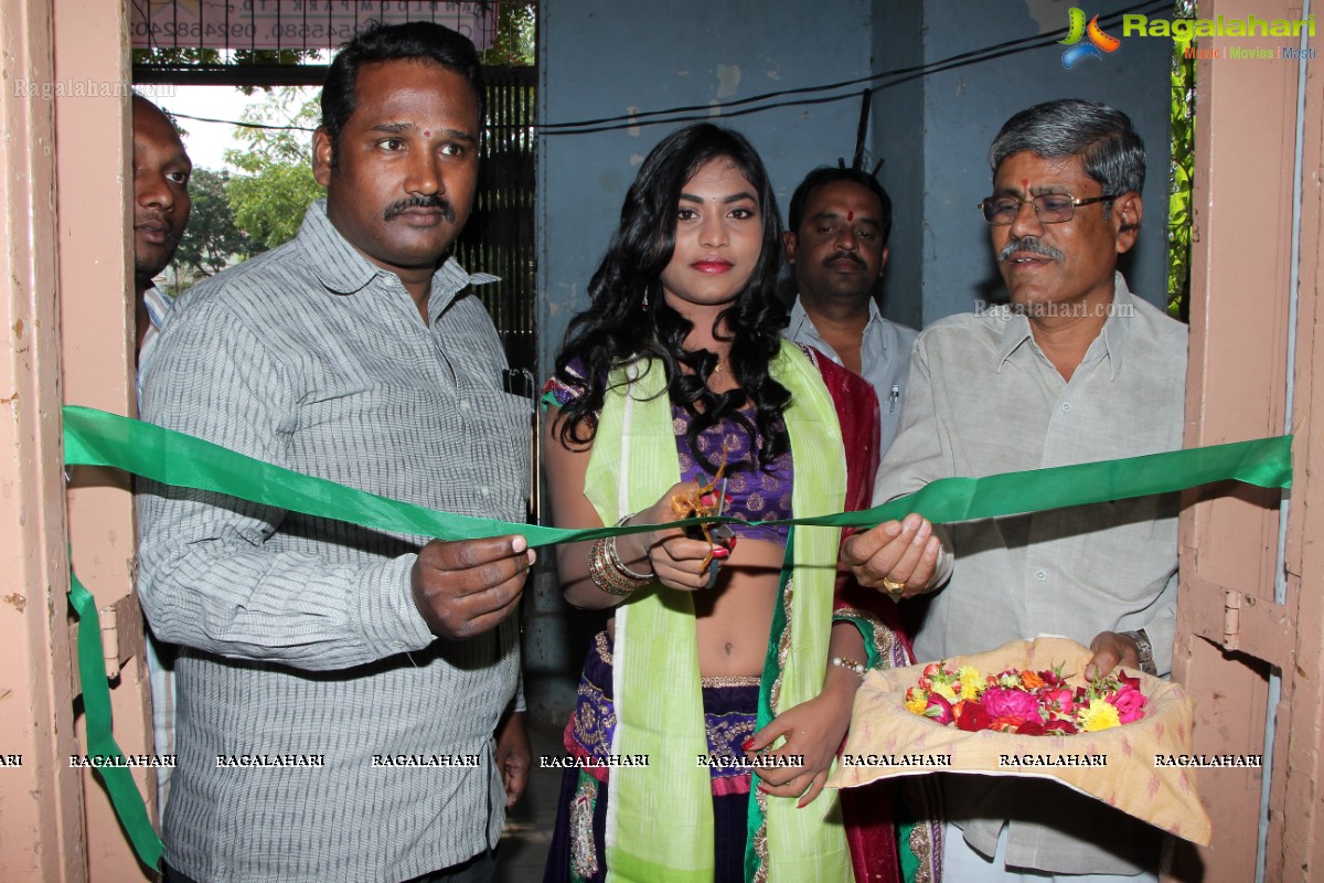 Priya inaugurates Pochampally IKAT Art Mela 2015 at YMCA Hall, Hyderabad