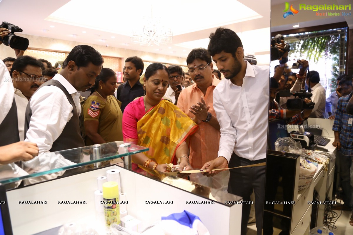 Rashi Khanna Launches Kasam Pullaiah Cloth Merchant in Warangal