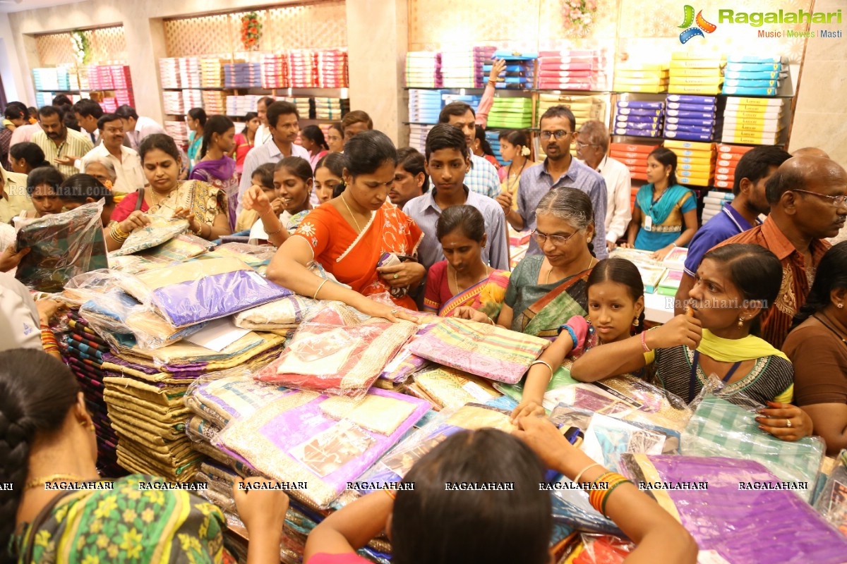 Rashi Khanna Launches Kasam Pullaiah Cloth Merchant in Warangal