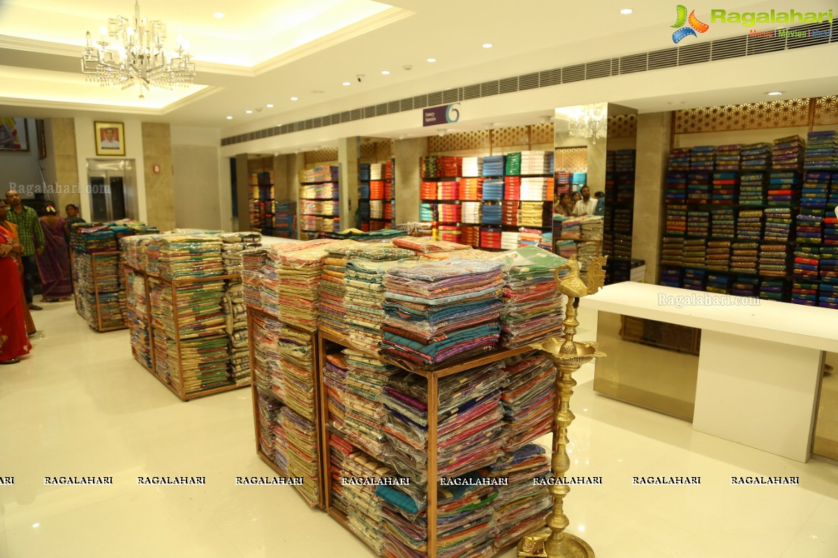 Rashi Khanna Launches Kasam Pullaiah Cloth Merchant in Warangal