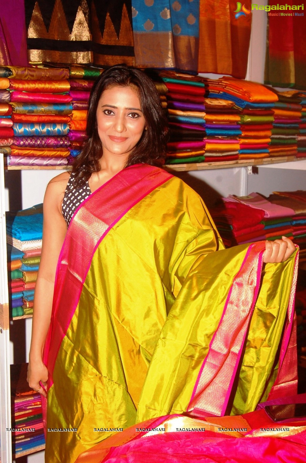 Marathi Actress Rutuja Shinde launches Silk India Expo 2015 at Thane, Mumbai