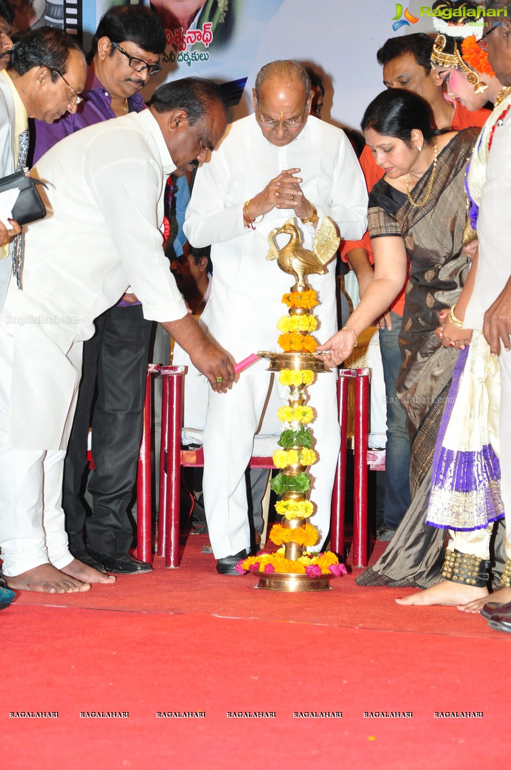 Navarasa Raya Award Presentation to Naresh by Sruthilaya Arts Academy