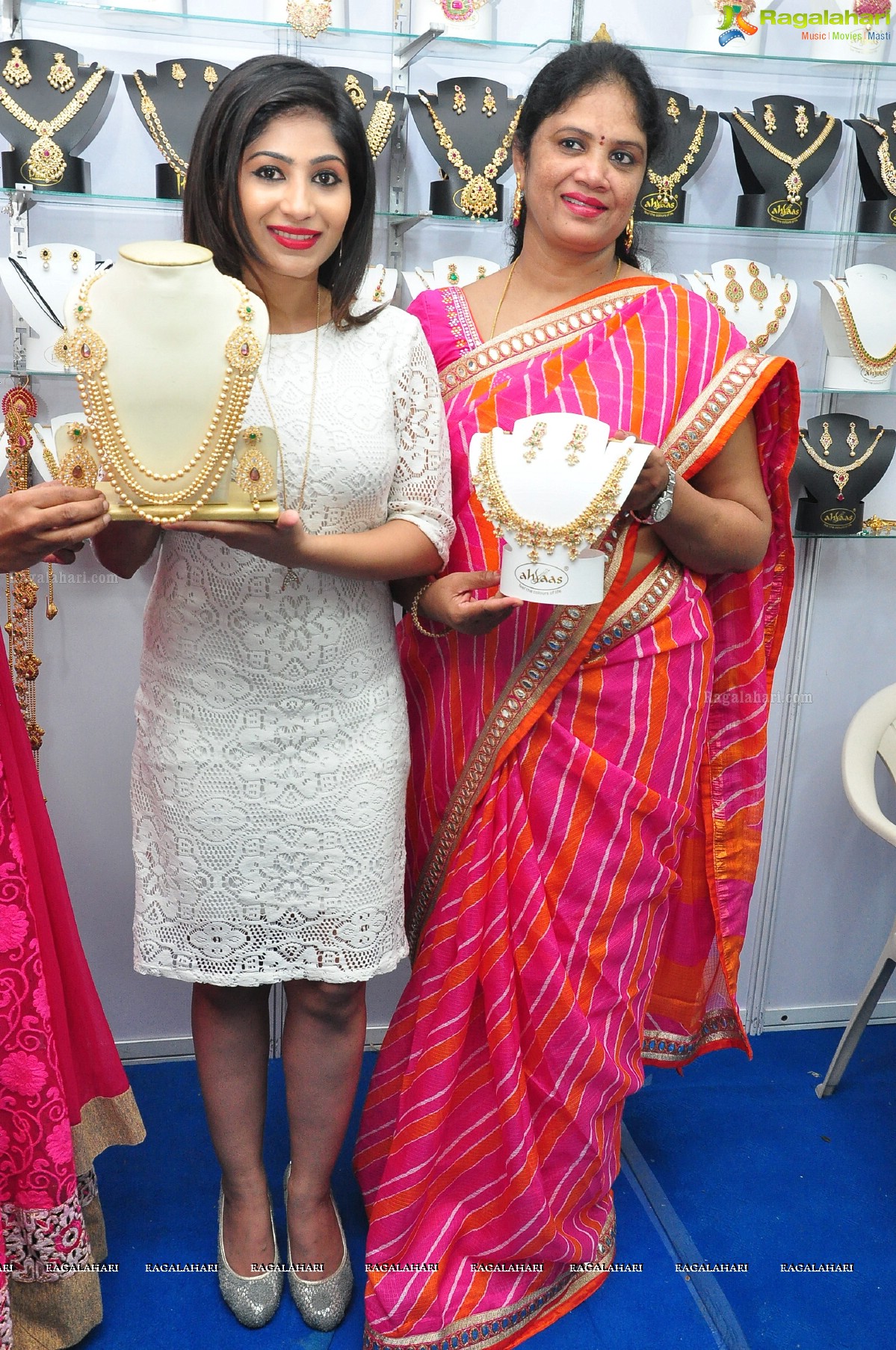 Madhulagna Das inaugurates Styles and Weaves Lifestyle Expo at Kamma Sangham