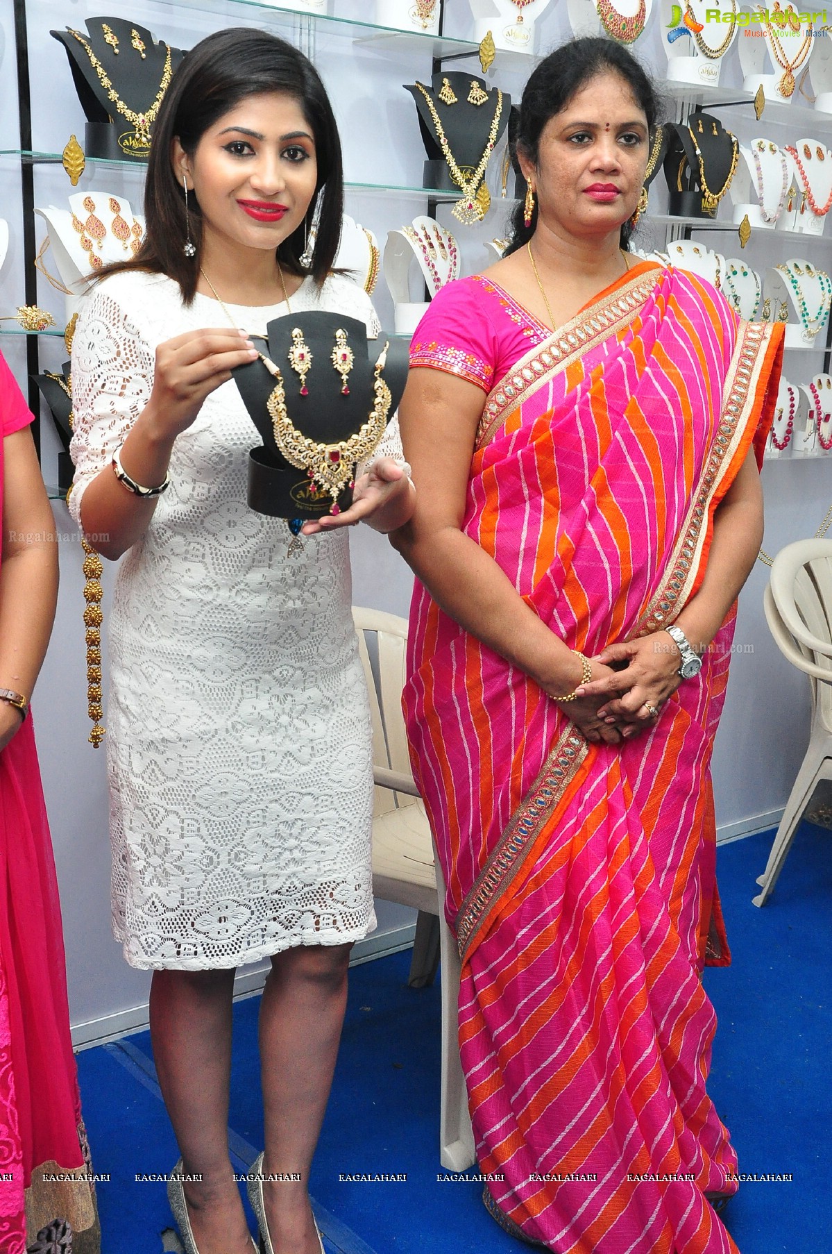 Madhulagna Das inaugurates Styles and Weaves Lifestyle Expo at Kamma Sangham