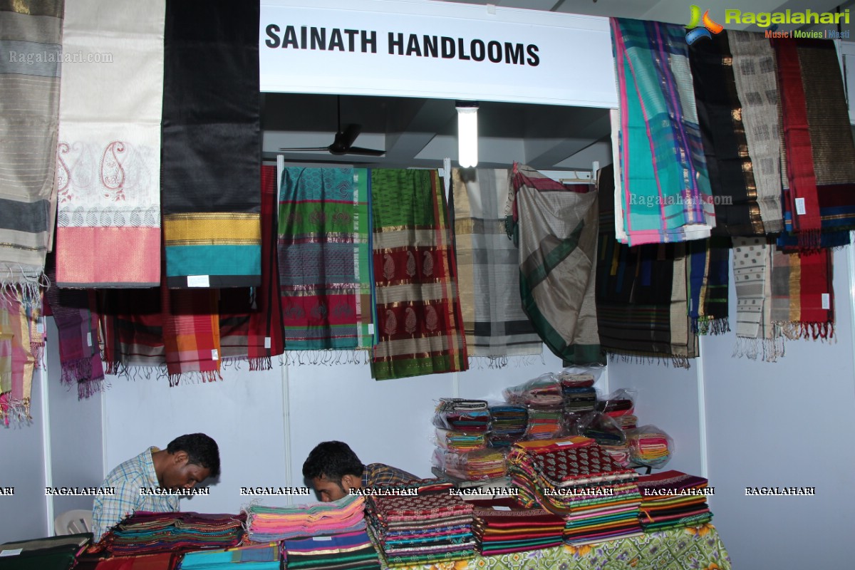 Madhulagna Das inaugurates Styles and Weaves Lifestyle Expo at Kamma Sangham