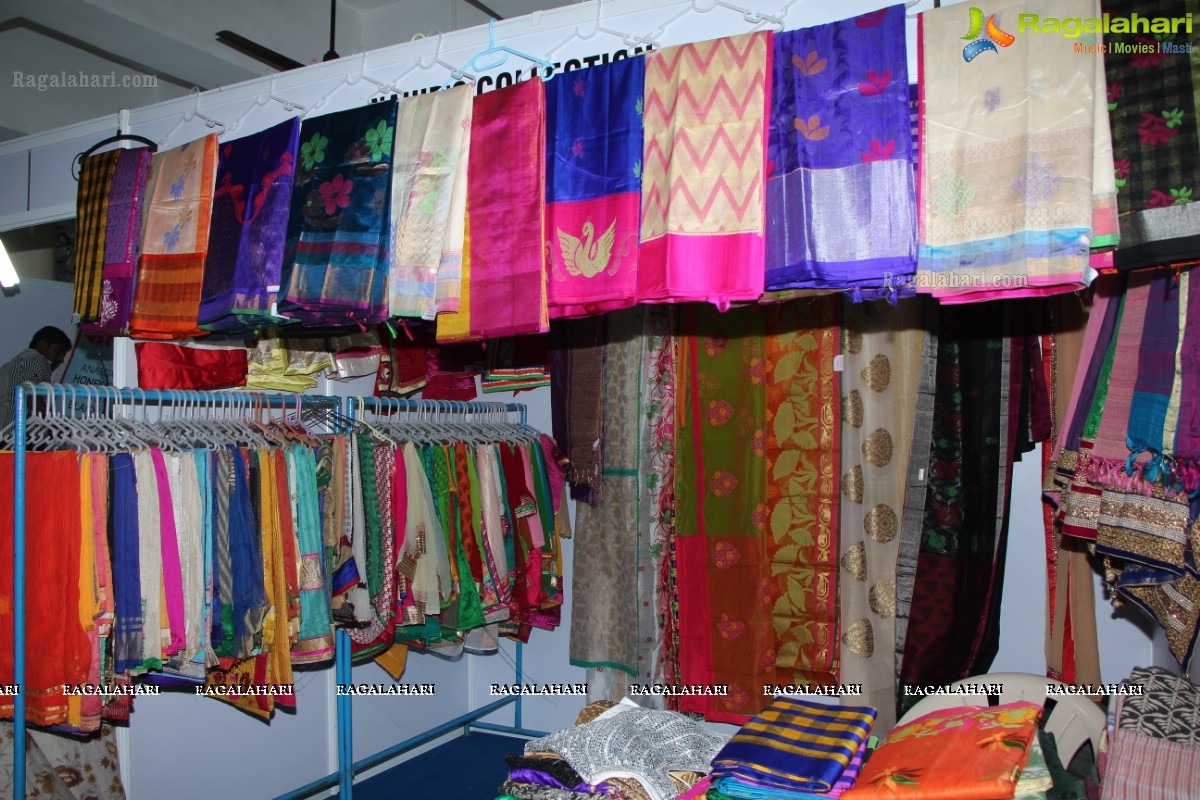 Madhulagna Das inaugurates Styles and Weaves Lifestyle Expo at Kamma Sangham