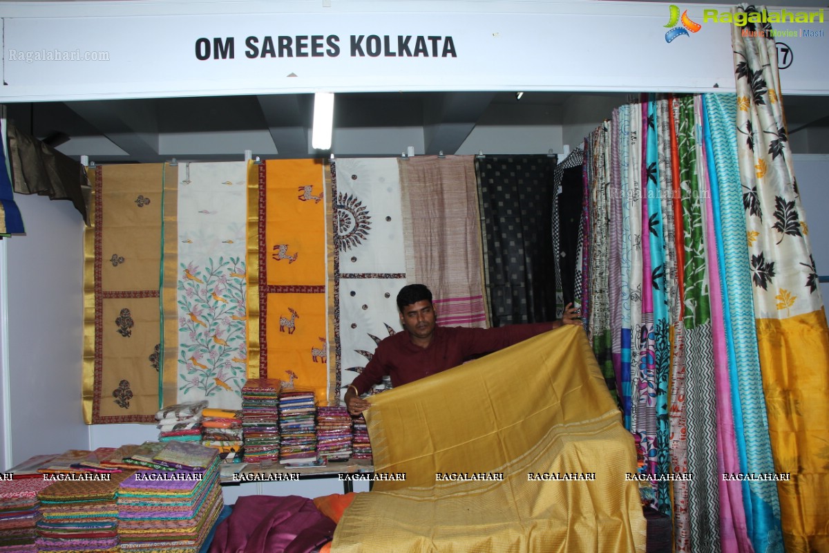 Madhulagna Das inaugurates Styles and Weaves Lifestyle Expo at Kamma Sangham