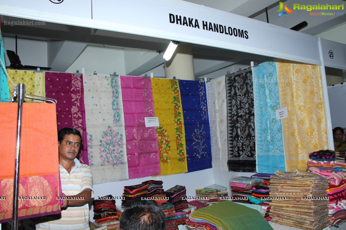 Madhulagna Das inaugurates Styles and Weaves Lifestyle Expo at Kamma Sangham