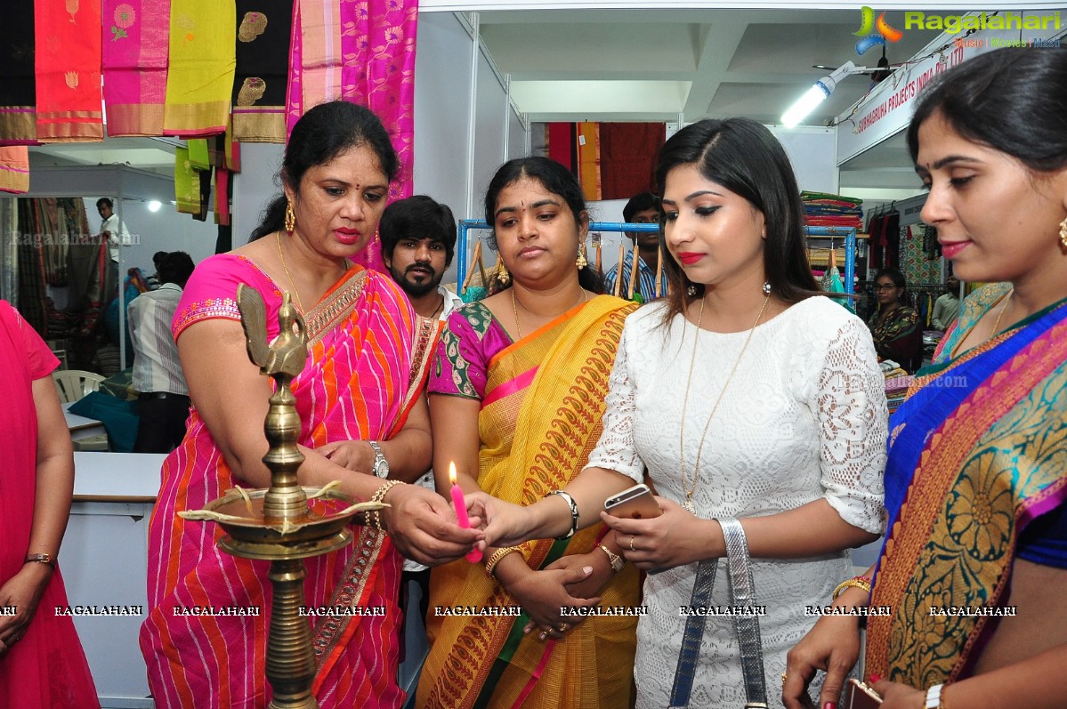 Madhulagna Das inaugurates Styles and Weaves Lifestyle Expo at Kamma Sangham