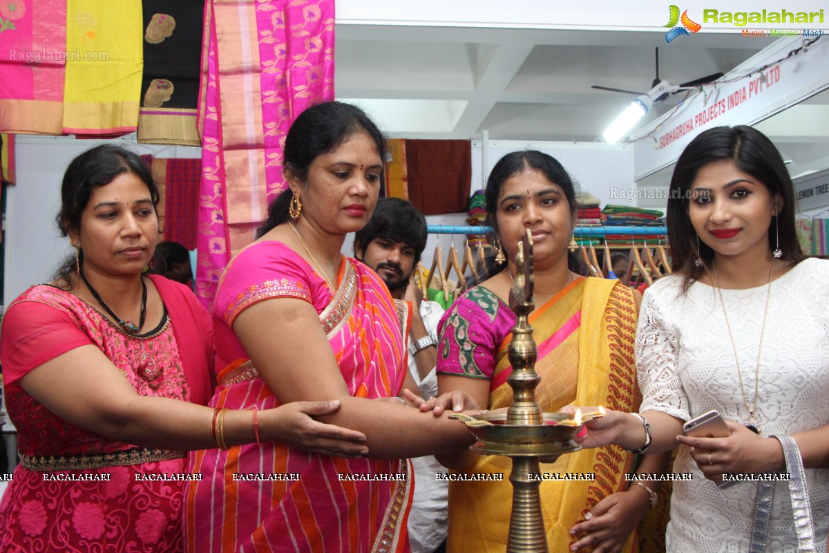 Madhulagna Das inaugurates Styles and Weaves Lifestyle Expo at Kamma Sangham