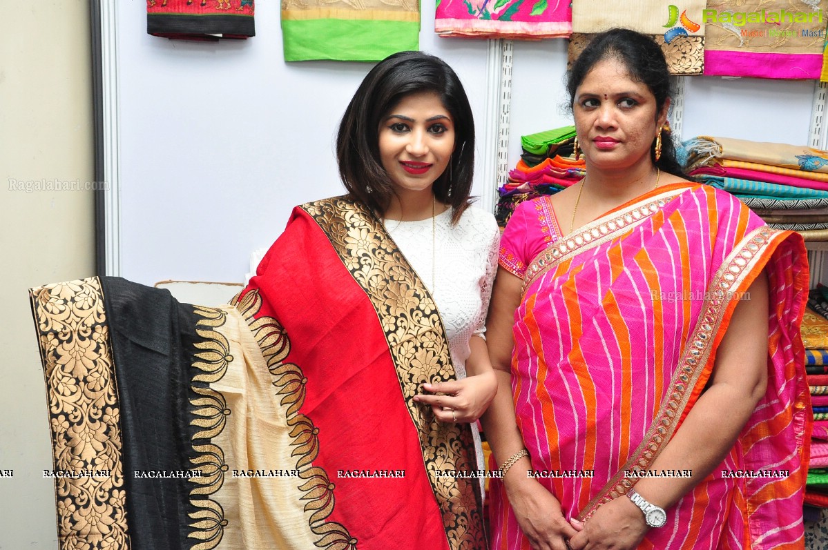 Madhulagna Das inaugurates Styles and Weaves Lifestyle Expo at Kamma Sangham