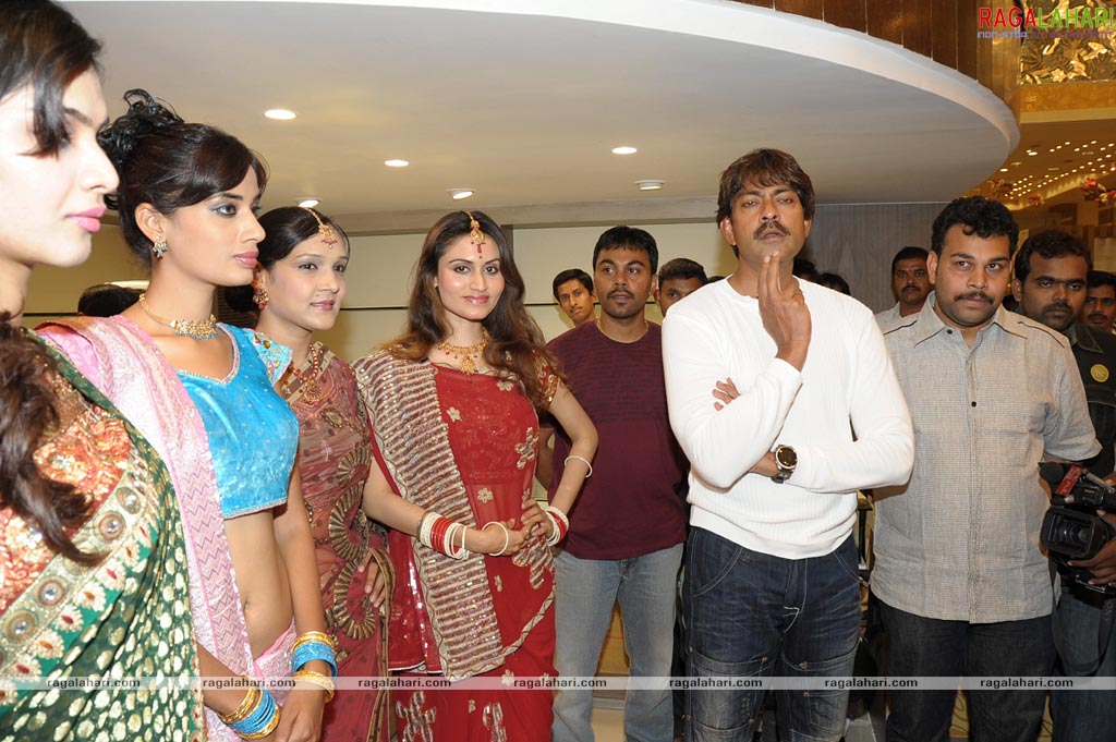 Jagapathi Babu walks the Ramp and launches Kalamandir Dasara-Deepavali Dhamaka Offer