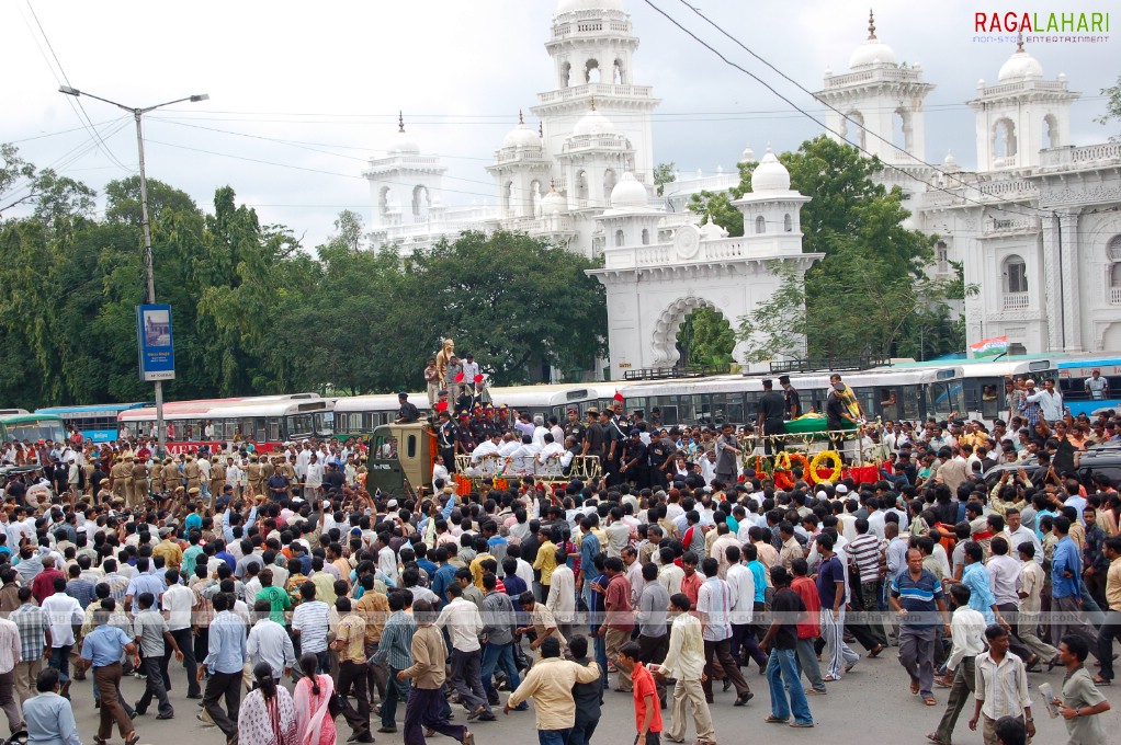 Andhra Pradesh pays Homage to YS Raja Sekhara Reddy