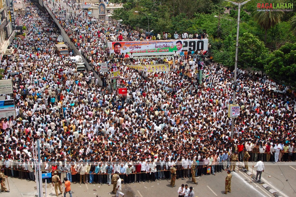 Andhra Pradesh pays Homage to YS Raja Sekhara Reddy