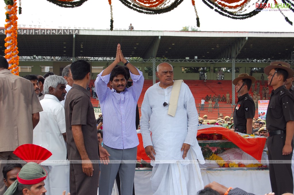 Andhra Pradesh pays Homage to YS Raja Sekhara Reddy