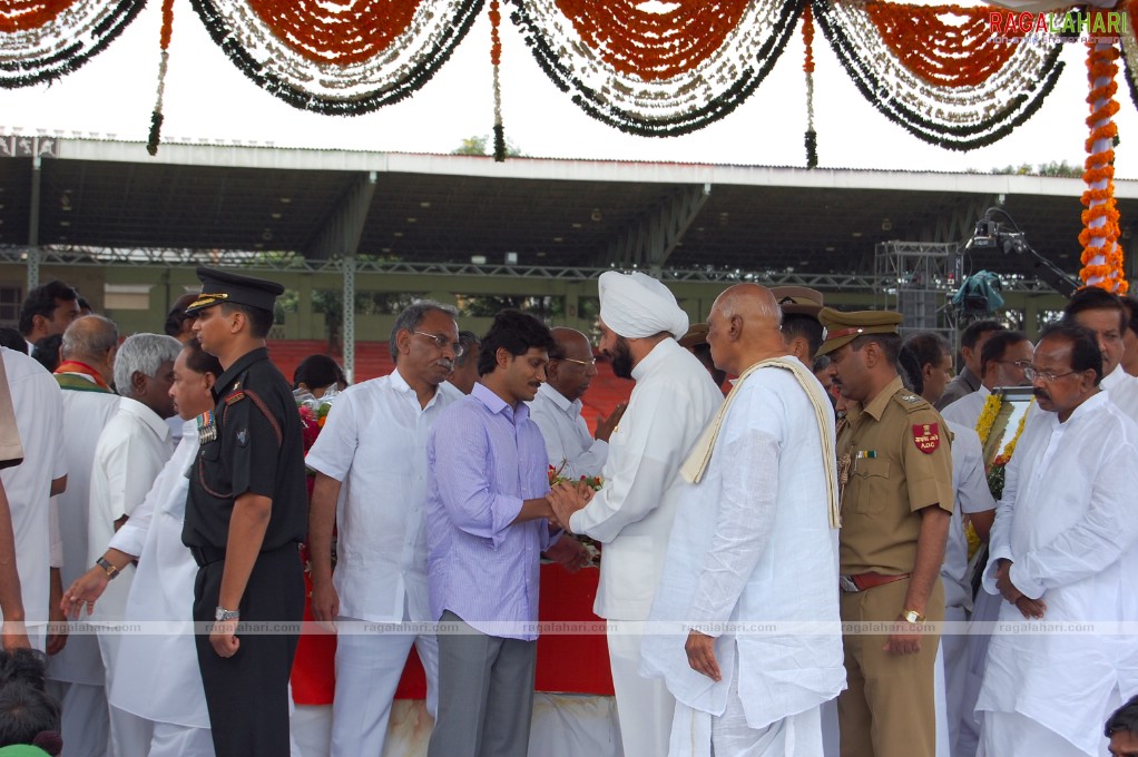 Andhra Pradesh pays Homage to YS Raja Sekhara Reddy