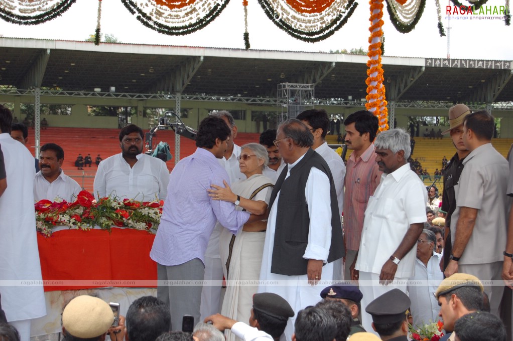 Andhra Pradesh pays Homage to YS Raja Sekhara Reddy